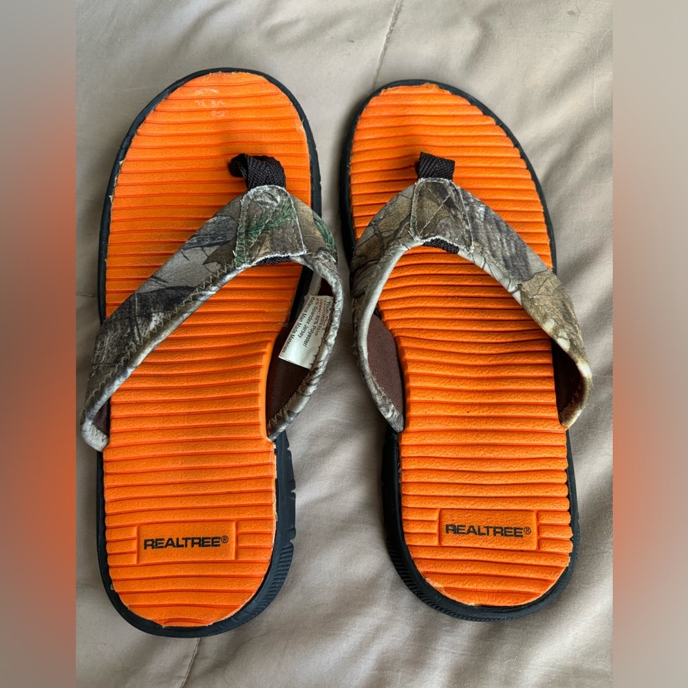 Realtree size 3 boys flip-flops.‎ Camo and bright orange good condition.
